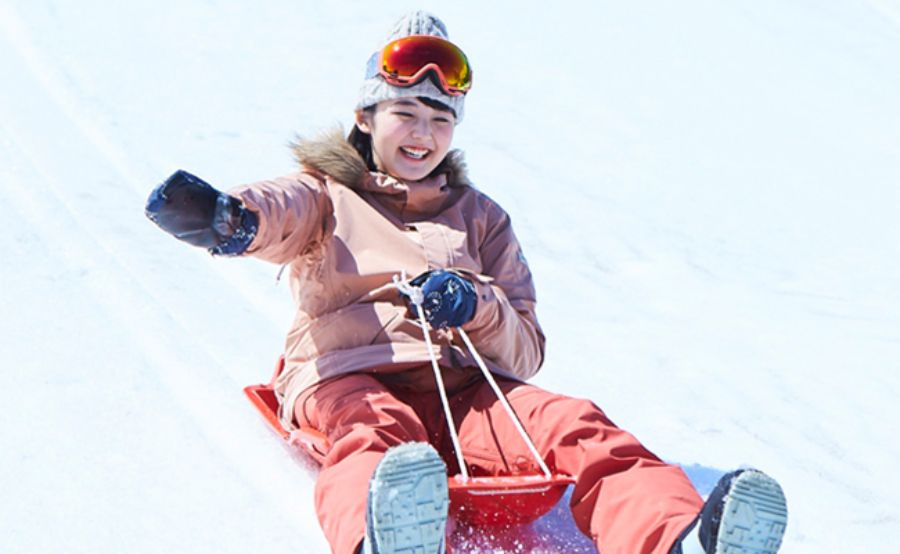 ソリに乗る女性