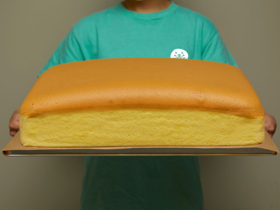 焼きたての大きな台湾カステラ