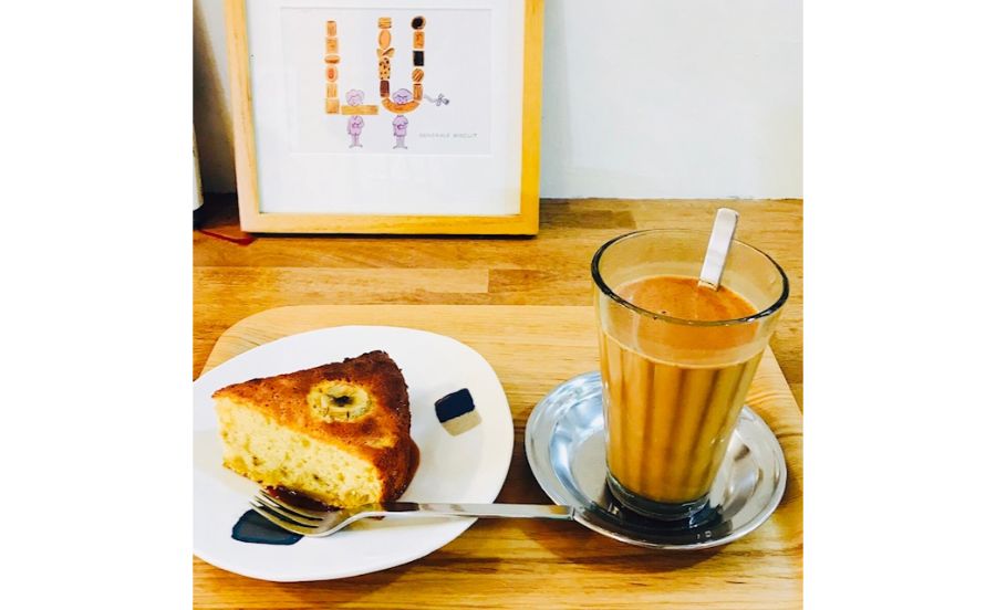 高波カフェのホットバナナケーキと高波チャイ