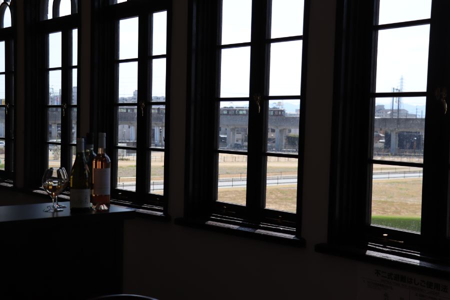 2階の窓から見える阪急電車