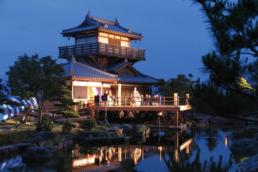 夕暮れの水上舞台で、幻想的な能の世界に浸る「いけだ薪能」開催