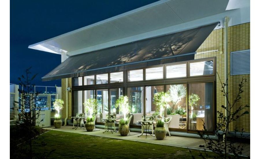 野菜ビストロレギュームの夜の外観