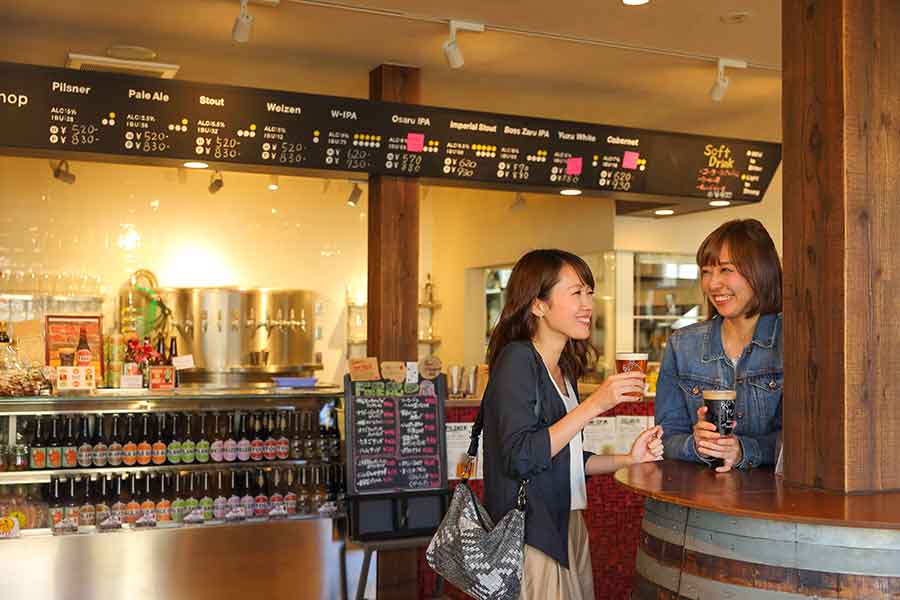 ビールを飲む女性