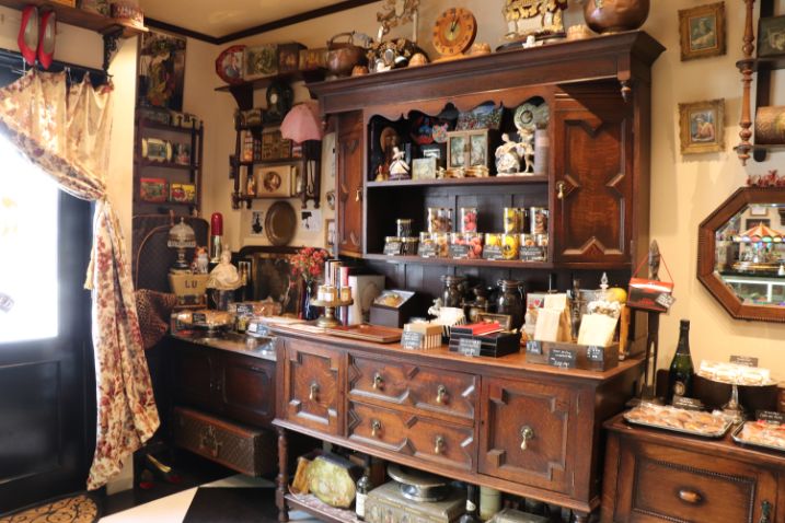 ラクロワのアンティーク風の店内