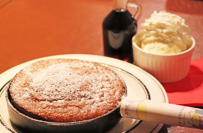 スキレットフライパンで焼かれたパンケーキ