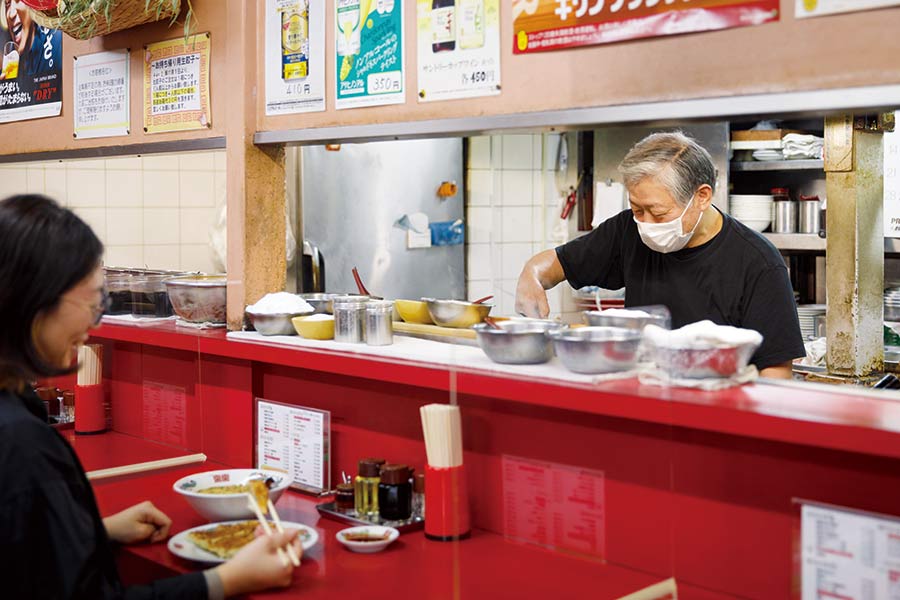 かどや飯店の店内