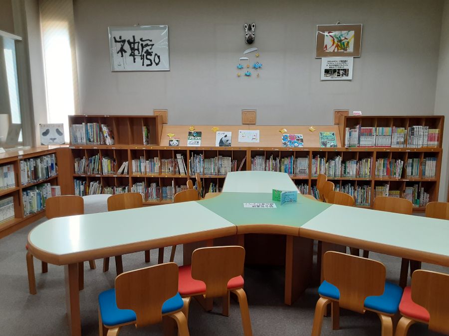 絵本や図鑑が並ぶ図書室
