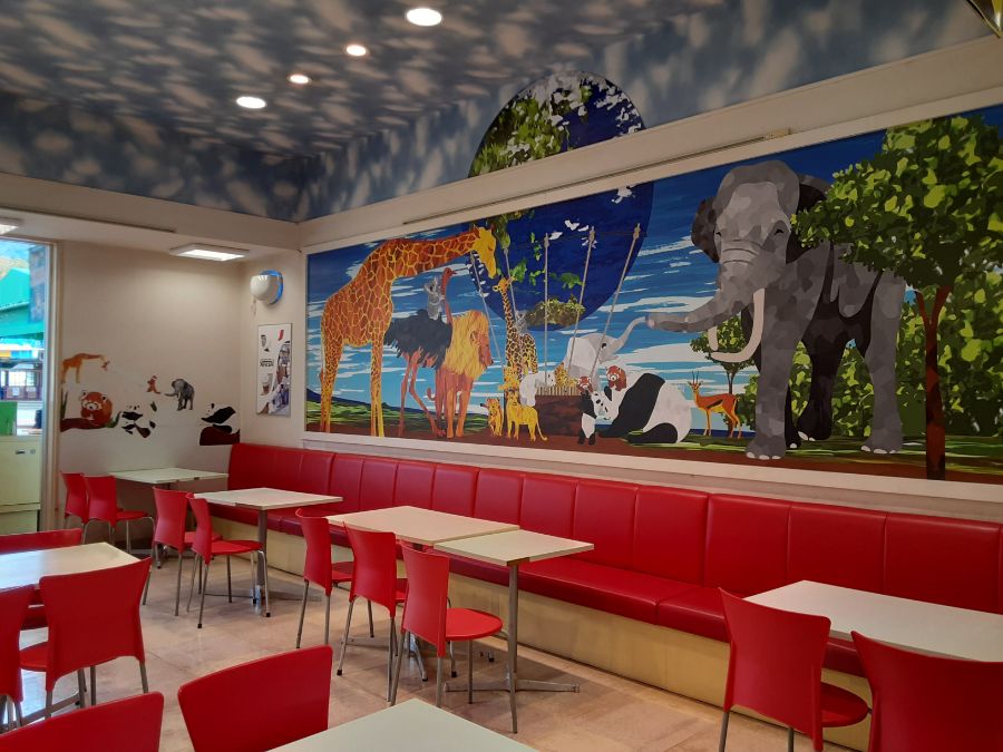 動物たちのイラストが描かれたレストランの店内