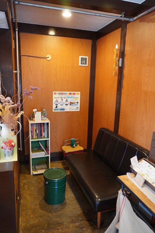 コーヒーもいただける店内のいす