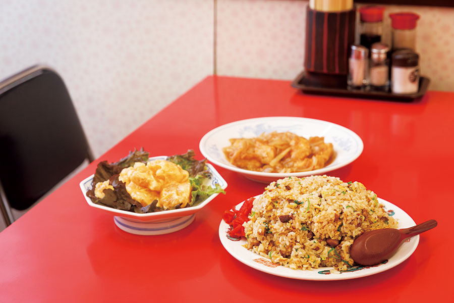 大盛のチャーハンと人気メニュー