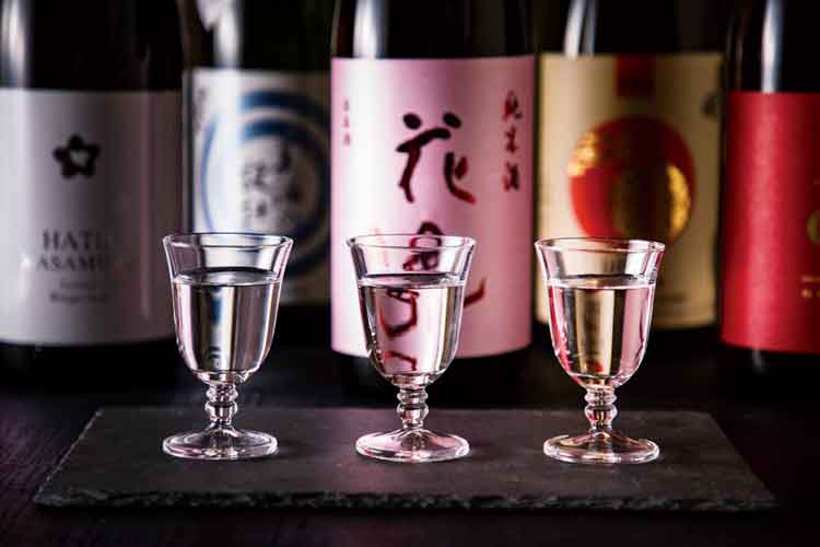 グラスに入った日本酒