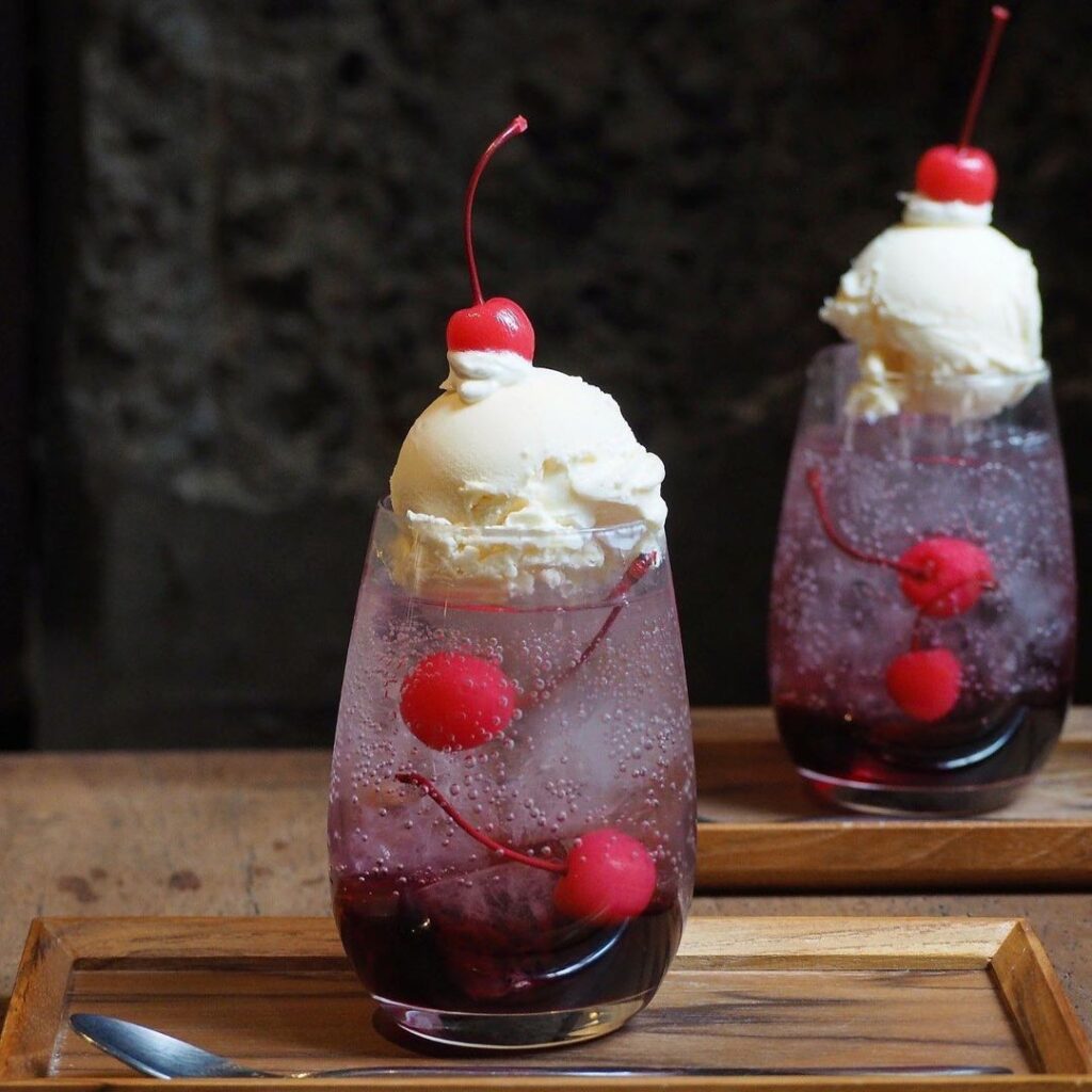 前田珈琲明倫店のクリームソーダ