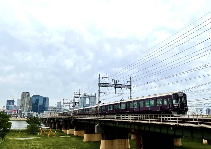 十三大橋を通過する阪急電車