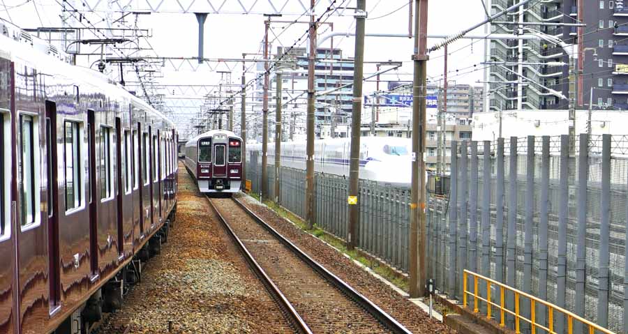 上牧駅で見ることができる阪急電車と新幹線の並走