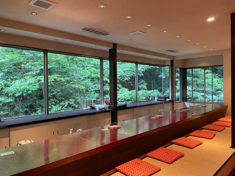 ゆずりは店内から眺める新緑の景色