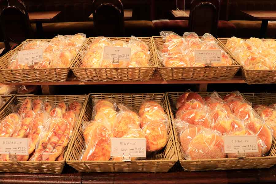 店頭に並べられたパン