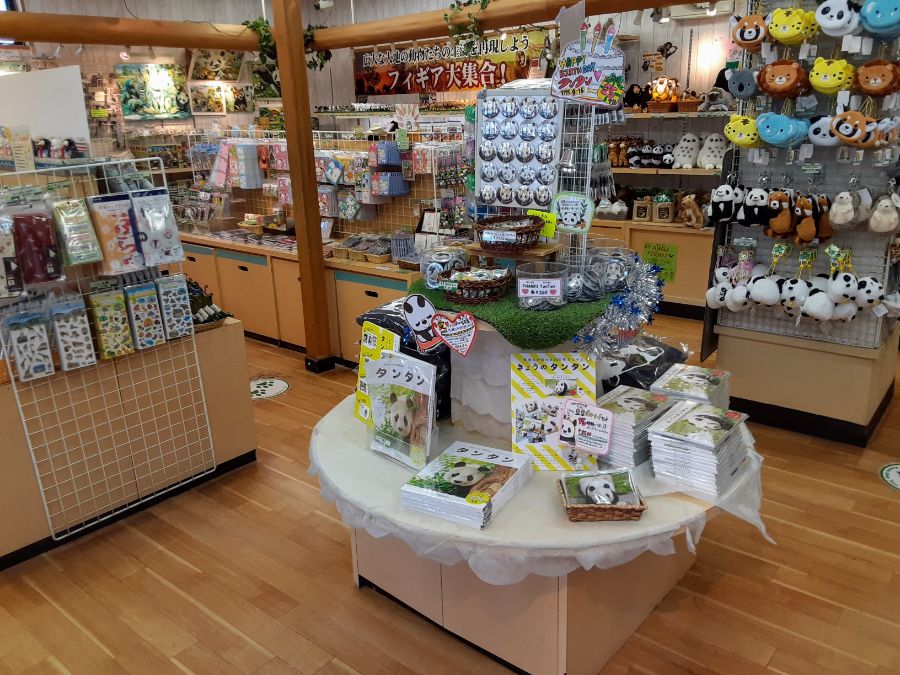 土産物店のパンダグッズの特集コーナー