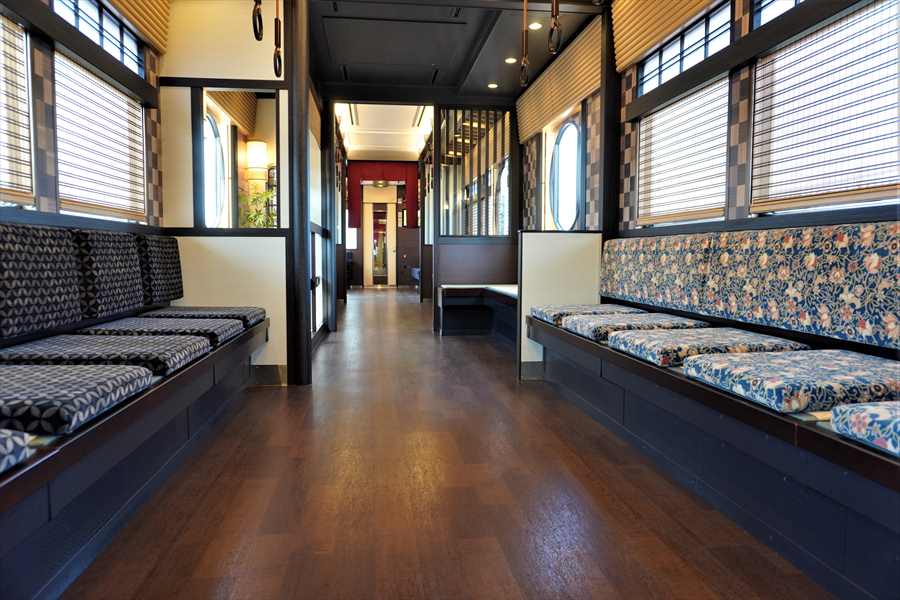 京とれいん雅洛2両目車内