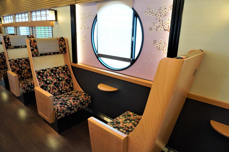 京とれいん雅洛3両目車内