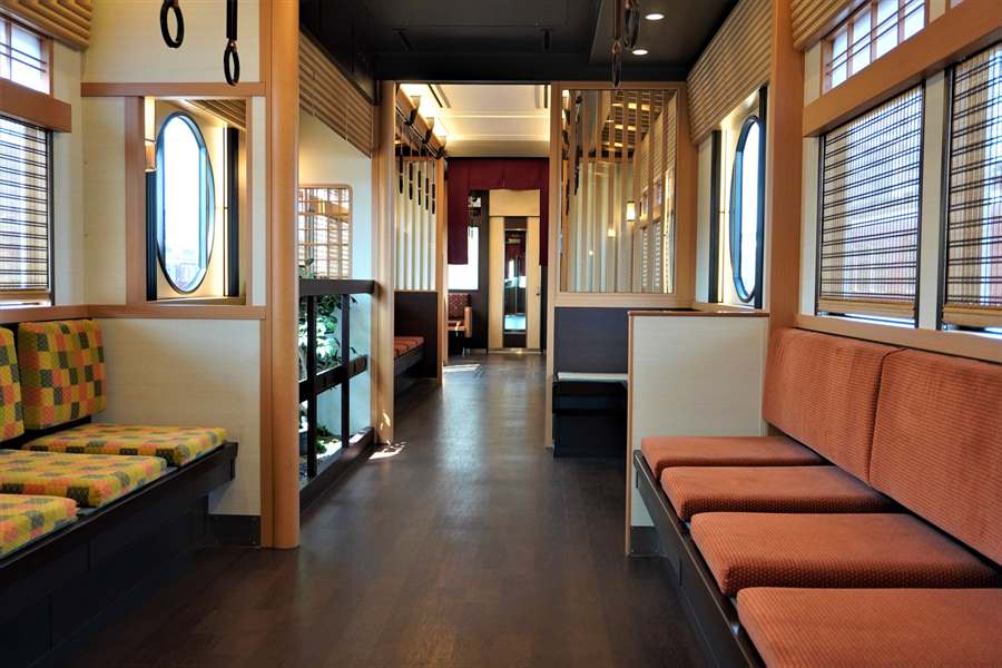 京とれいん雅洛5号車車内