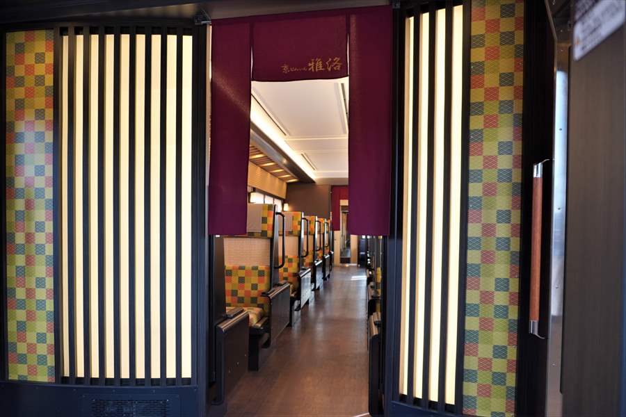 京とれいん雅洛6号車エントランス