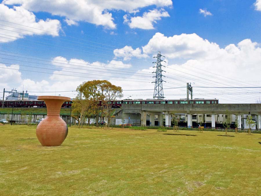 安満遺跡のすぐそばを通る阪急電車