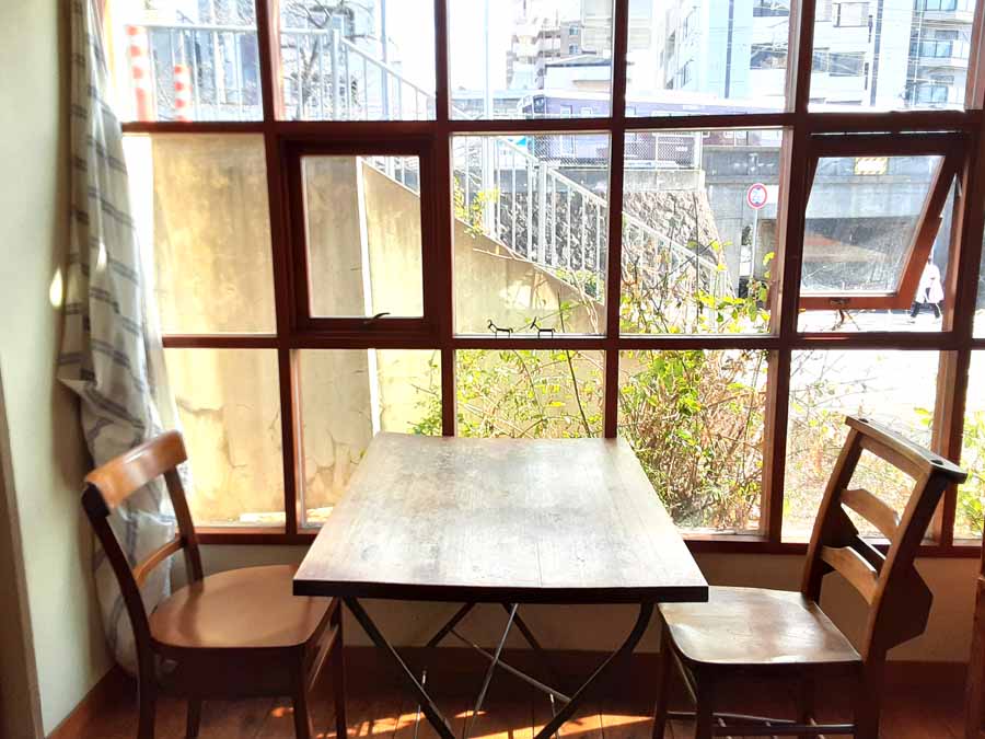 nimcafeの窓の外に見える阪急電車