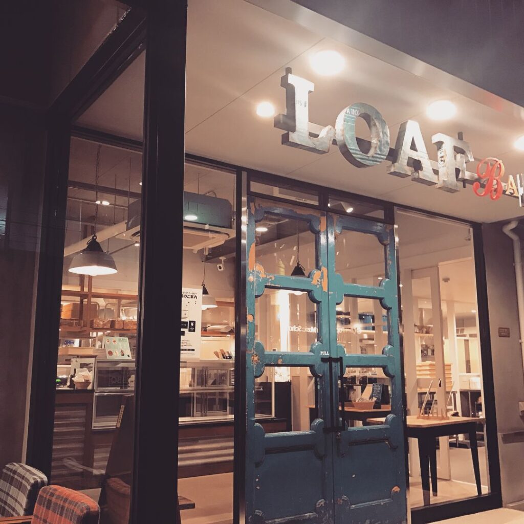 ローフカフェの夜の外観