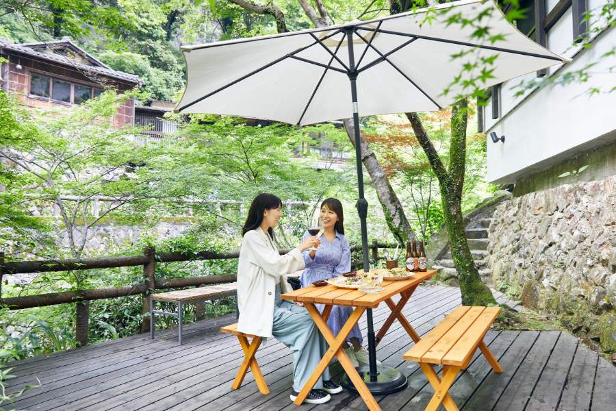 川に面したテラス席