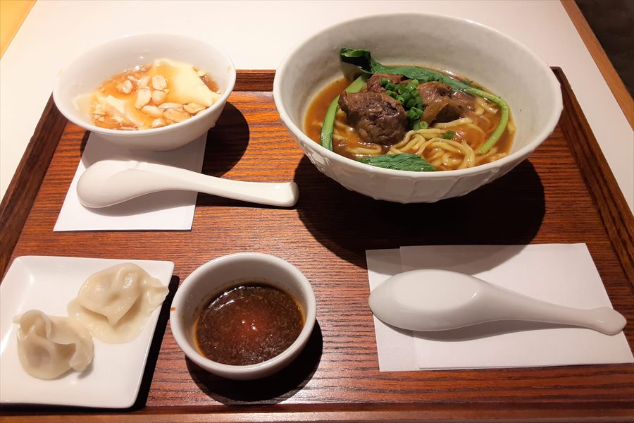 お昼のセットは800円から