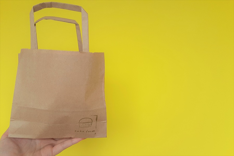 明るい黄色が映えるcakefarmのお店の壁