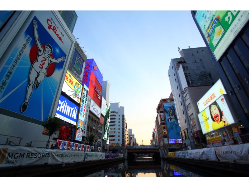 賑やかな看板が並ぶ道頓堀