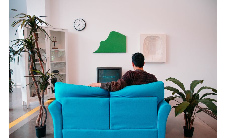 家でテレビを見ている男性