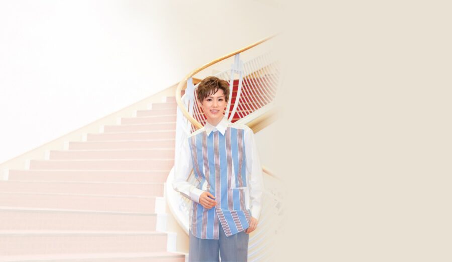 宝塚歌劇団雪組トップスター・彩風咲奈さんインタビュー。宝塚大劇場雪組公演『CITY HUNTER』『Fire Fever!』