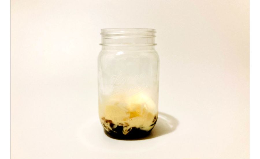 容器に入れたコーヒーゼリーとアイスクリーム