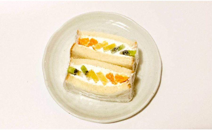 カットしたミックスフルーツサンド