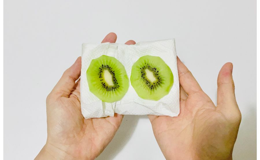 キウイの水分をキッチンペーパーで取っている