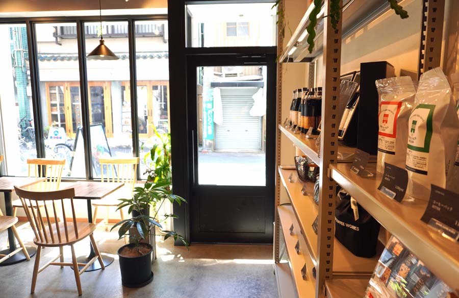 SANWA COFFEE WORKS本店から外を見た風景