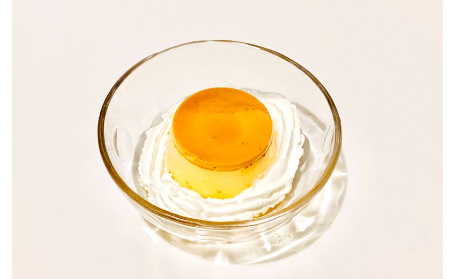 器に出した焼きプリンにホイップクリームを絞ったもの