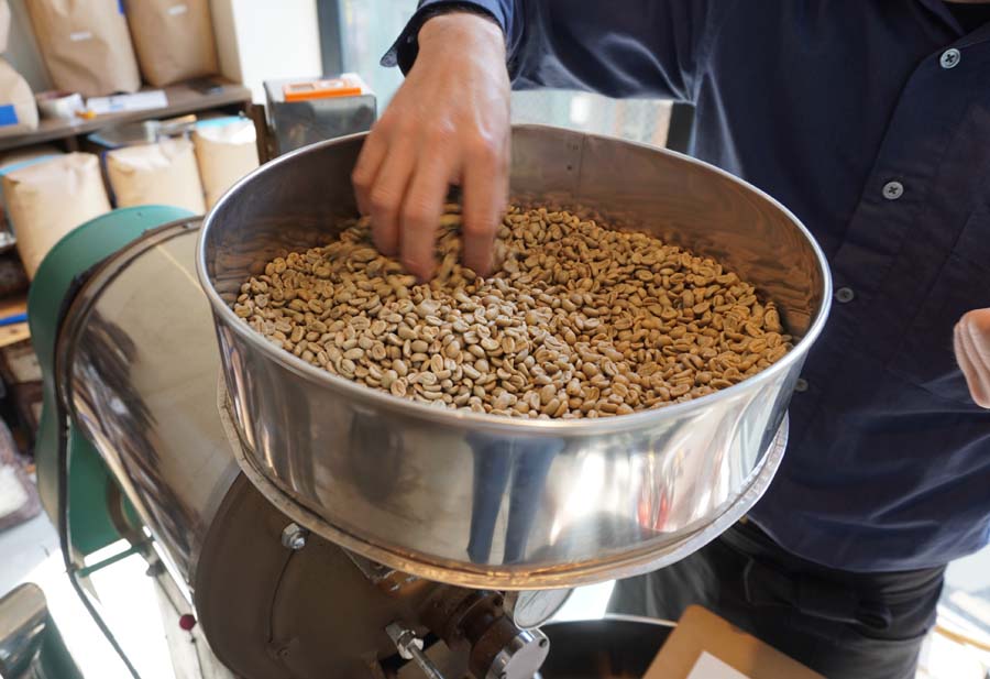SANWA COFFEE WORKS本店の焙煎の様子