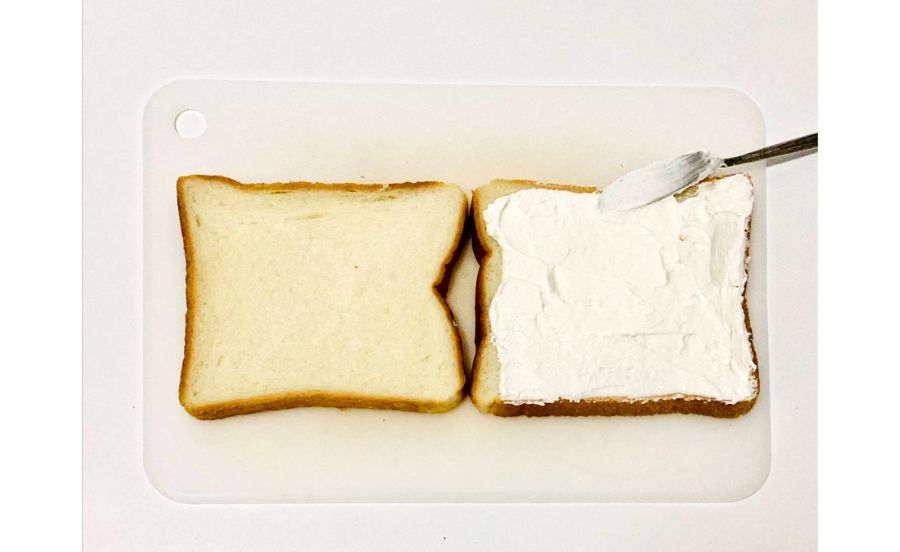 食パンに生クリームをぬっている