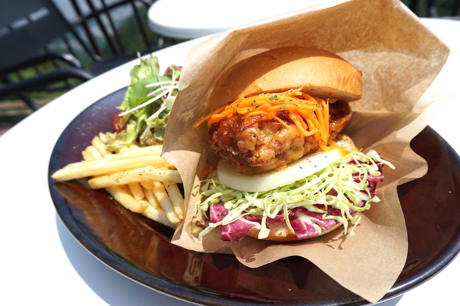 TENRANカフェの竜田揚げ淡路鶏の彩(いろどり)にんにく醤油バーガー