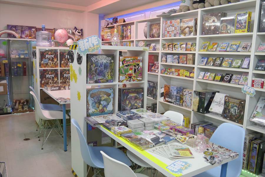 プレイルームの隣には、ゲームを購入できるショップも
