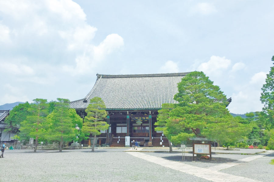 紅葉の時期に貴重な宝物を展示。清凉寺の霊宝館で秋季特別展覧を開催。11月30日まで