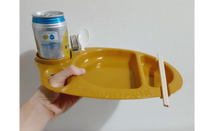 BBQトレー モンターニュ イエローを手で持っているところ