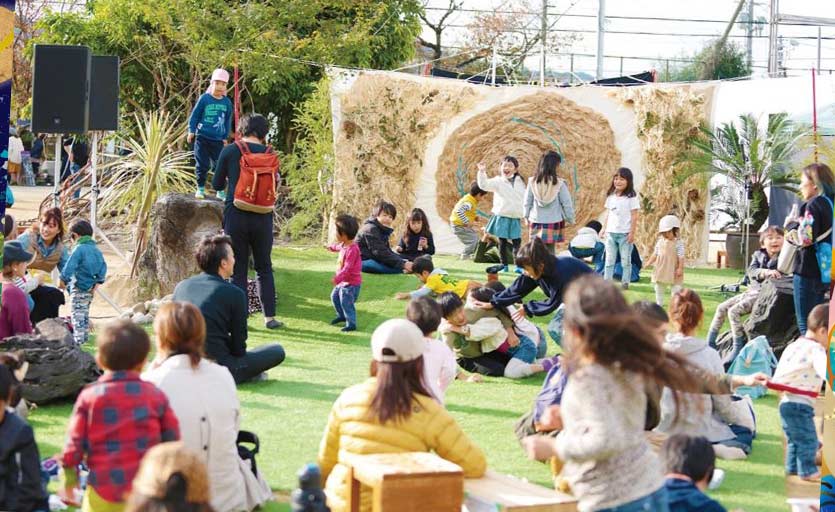 広場で遊ぶ子供