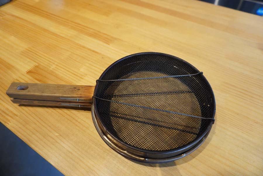 コーヒースタンドwilyで使用している焙煎用の手網