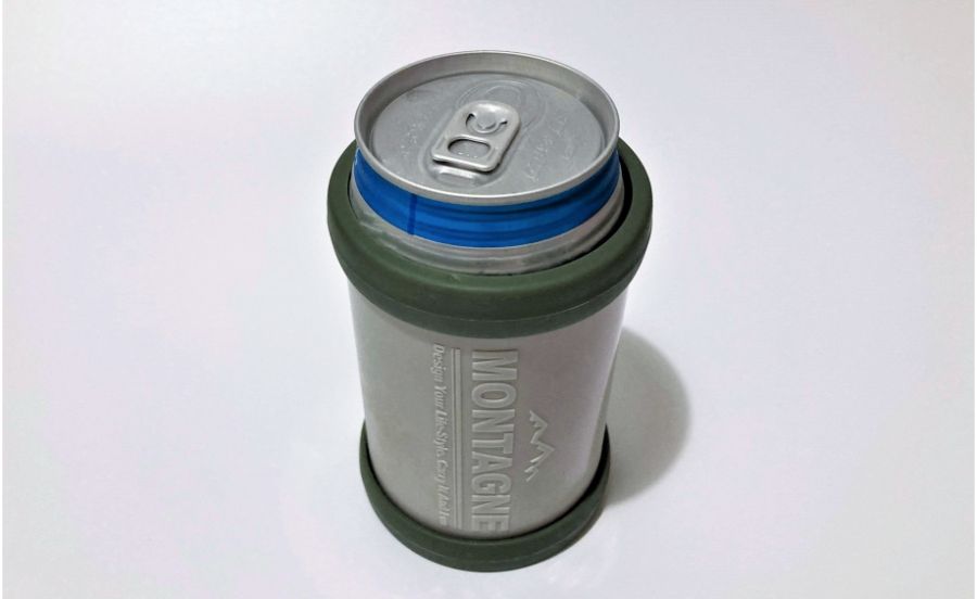 保冷缶ホルダーMOに缶ジュースを入れている