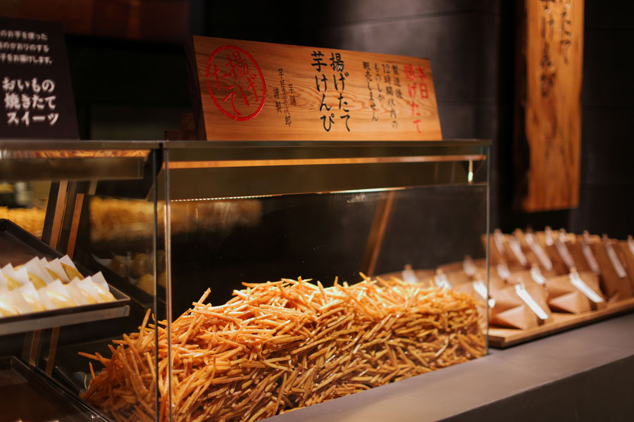 芋屋金次郎の店先