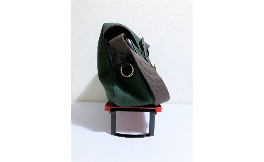 ミニテーブル　モンターニュ　レッドにカバンを置いているところ